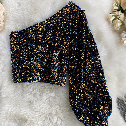 Damski sweter z odkrytym ramieniem i błyszczącą nitką