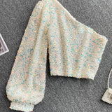 Damski sweter z odkrytym ramieniem i błyszczącą nitką