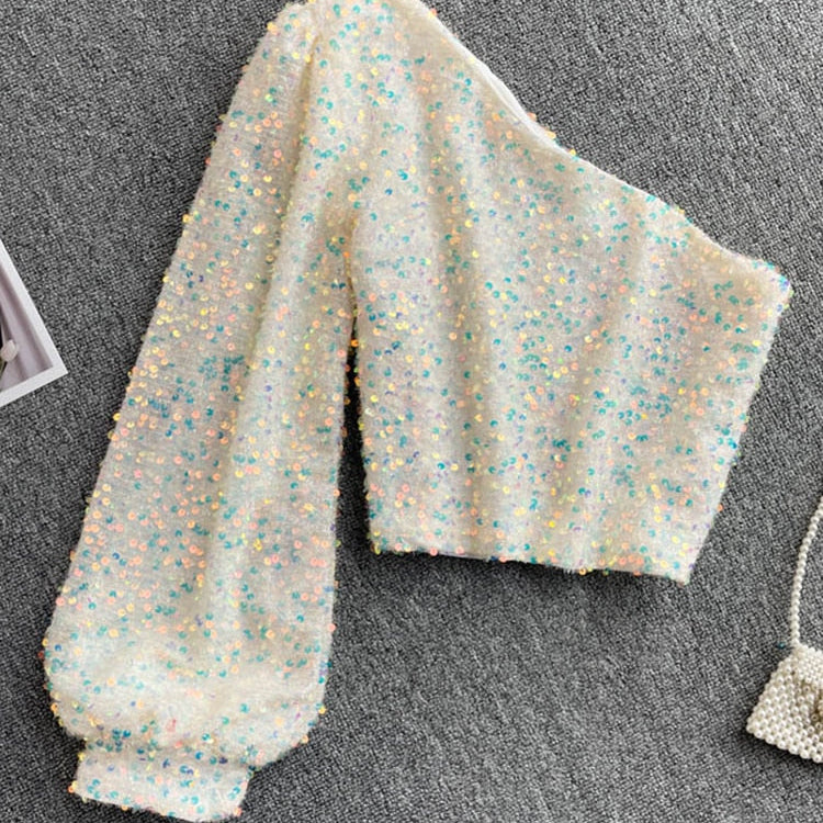 Damski sweter z odkrytym ramieniem i błyszczącą nitką